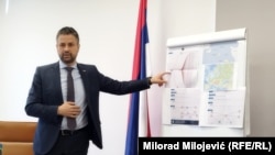Srđan Amidžić, ministar finansija i trezora BiH pokazuje šemu vlasništva nad offshore kompanijom na čiji račun treba da ide isplata duga za Viaduct, Banjaluka, 10. jul 2025.