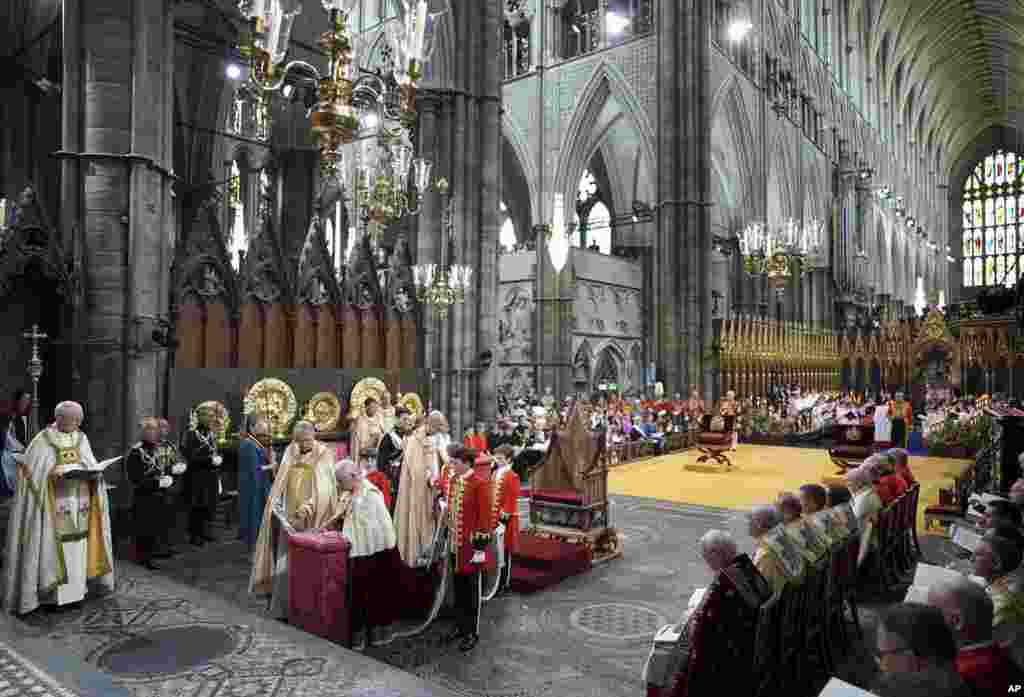 Regele Charles al III-lea îngenunchează în timpul ceremoniei de încoronare de la Westminster Abbey.
