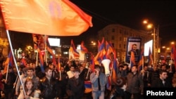 Armenia -- Supporters of the opposition Armenian National Congress march through central Yerevan, 9Nov2010.