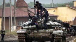 Ofițeri de poliție ucraineni își fac un selfie pe un tanc rusesc abandonat la Izium 