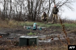 Тренировка операторов украинских FPV-дронов недалеко от передовых позиций в Донецкой области