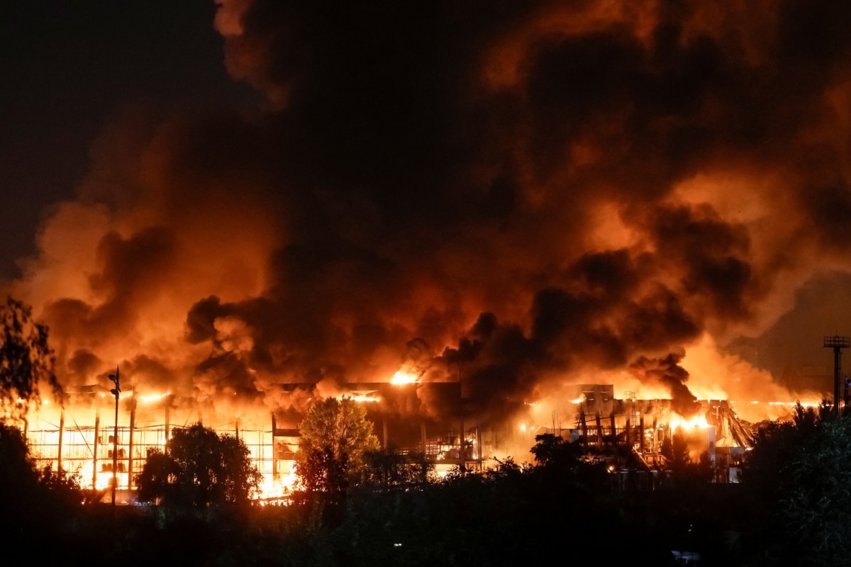 Пожежі у Києві, що виникли внаслідок російських балістичних ударів по продовольчих і промислових складах. 5 серпня 2026 року