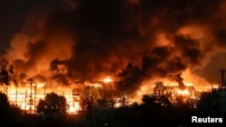 Пожежі у Києві, що виникли внаслідок російських балістичних ударів по продовольчих і промислових складах. 5 серпня 2026 року