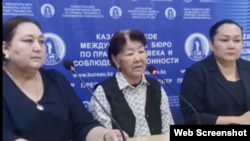Думан Мұхаммедкәрімнің жағдайына арналған баспасөз жиыны (солдан оңға қарай): заңгер Маржан Аспандиярова, Думан Мұхаммедкәрімнің анасы Қалимаш Тілепова және мәжілістің бұрынғы депутаты Гаухар Танашева. Алматы, 2 қыркүйек 2026 