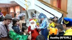 Балалар Кыш бабайдан бүләк көтә