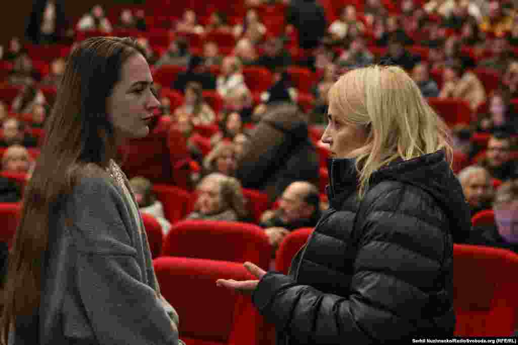Директорка Української редакції Радіо Свобода Мар’яна Драч (праворуч) та очільниця громадської організації «Центр громадянських свобод» Олександра Матвійчук на прем’єрі показу фільму