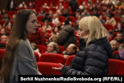 Директорка Української редакції Радіо Свобода Мар'яна Драч (праворуч) та очільниця «Центру громадянських свобод» Олександра Матвійчук. Прем'єра фільму «Поверніть мені ім’я» у кінотеатрі «Жовтень». Київ, 10 лютого 2026 року