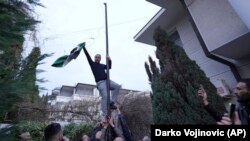 Postavljanje nove zastave u ambasadi Sirije u Beogradu.