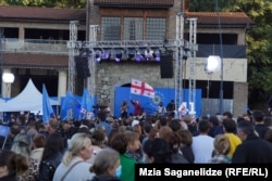 კონცერტი საარჩევნო შეხვედრამდე ერთი საათით ადრე დაიწყო.