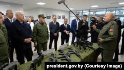 Aleksandr Lukaşenko silah müəssisəsində