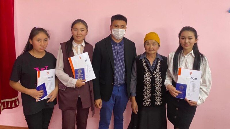 Нарын: Уланбек Эгизбаев атындагы стипендияны жалаң кыздар алды 