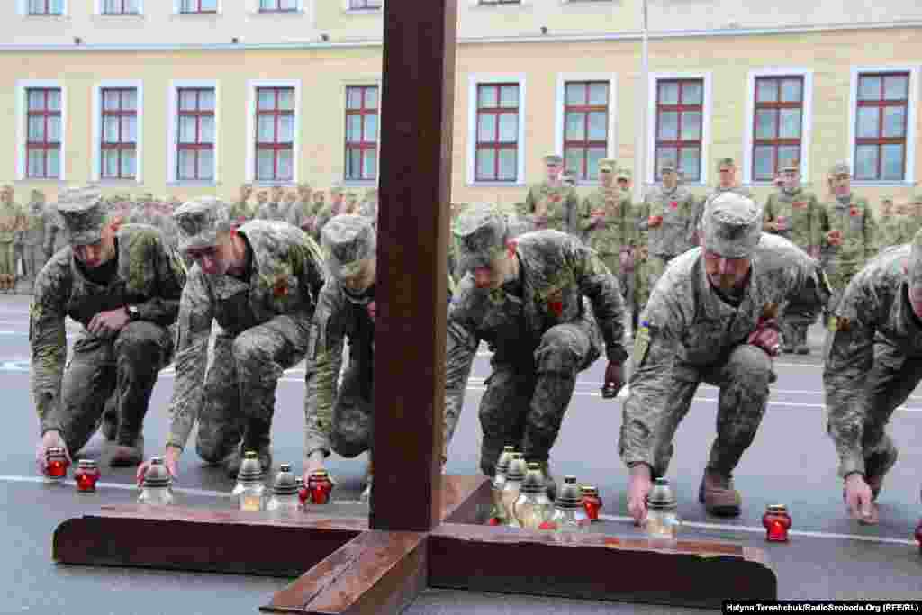 Близько тисячі курсантів Академії сухопутних військ імені Петра Сагайдачного у Львові хвилиною мовчання і молитвою вшанували жертв Другої світової війни. Посеред плацу Академії встановили дерев&rsquo;яний хрест і до нього майбутні офіцери та військовослужбовці української армії поставили запалені лампадки.