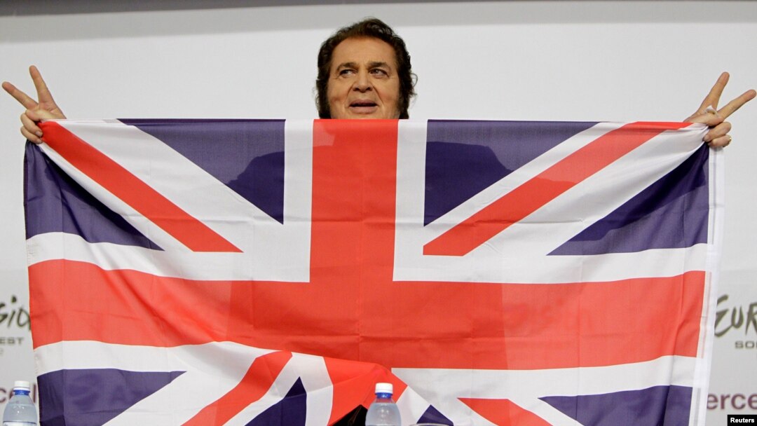 Флаг Великобритании, Union Jack, в руках участника конкурса "Евровидение" в Баку