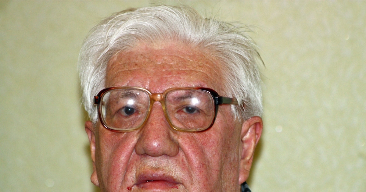 Трусисы төмен тартылған әдемі брюнеткамен жыныстық қатынасқа қараңыз