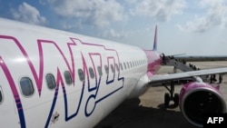 Un avion al companiei Wizz Air pe pista aeroportului din Lampedusa, pe 17 august 2025.