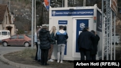 Një bankomat i vendosur nga autoritetet serbe në Rashkë të Serbisë, vetëm pak metra pas kalimit të kufirit me Kosovën.