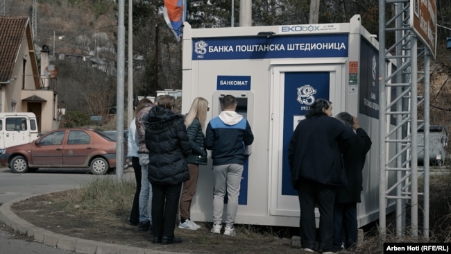 Një bankomat i vendosur nga autoritetet serbe në Rashkë të Serbisë, vetëm pak metra pas kalimit të kufirit me Kosovën.