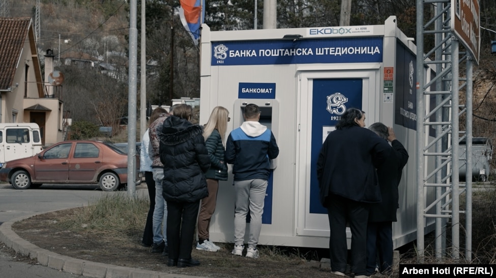 Një bankomat i vendosur nga autoritetet serbe në Rashkë të Serbisë, vetëm pak metra pas kalimit të kufirit me Kosovën.