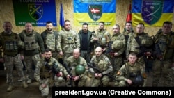 Президент України Володимир Зеленський (посередині) із військовими під час поїздки до прифронтового Куп’янськ на Харківщині, 18 листопада 2024 року