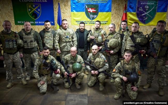 Президент України Володимир Зеленський (посередині) із військовими під час поїздки до прифронтового Куп’янськ на Харківщині, 18 листопада 2024 року