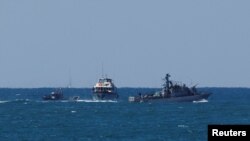 ისრაელის საზღვაო ძალების გემები მათ მიერ დაკავებულ "გლობალური სუმუდის ფლოტილიის" ხომალდს აშდოდის ნავსადგურისკენ მიაცილებენ. 2 ოქტომბერი, 2025 წელი