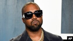 Kanye West a fost diagnosticat cu tulburare afectivă bipolară, însă mulți experți și alți oameni care suferă de această afecțiune au declarat că acest lucru nu îi poate justifica comportamentul.