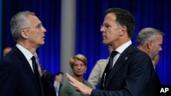 Sekretari në largim i NATO-s, Jens Stoltenberg, dhe shefi i ri i NATO-s, Mark Rutte. Fotografi nga arkivi.