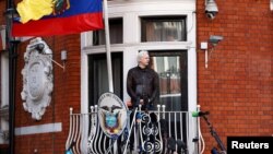 Джулиан Ассанж на балконе посольства Эквадора в Лондоне. Архивное фото.
