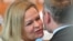 Ministra de Interne germană Nancy Faeser îl salută pe colegul ei de la Finanțe Christian Lindner înaintea ședinței de guvern de miercuri, la care ea a prezentat oficial propunerile de combatere a „simpatiei pentru terorism”. 
