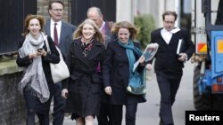 Иммигранты и их адвокаты идут на иммиграционные слушания в суде, Лондон, 19 октября 2011