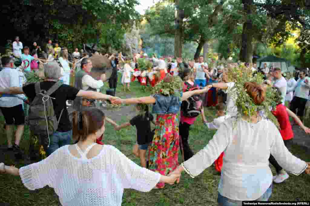 A Dnyeper partján táncoltak júlus 21. éjjelén.