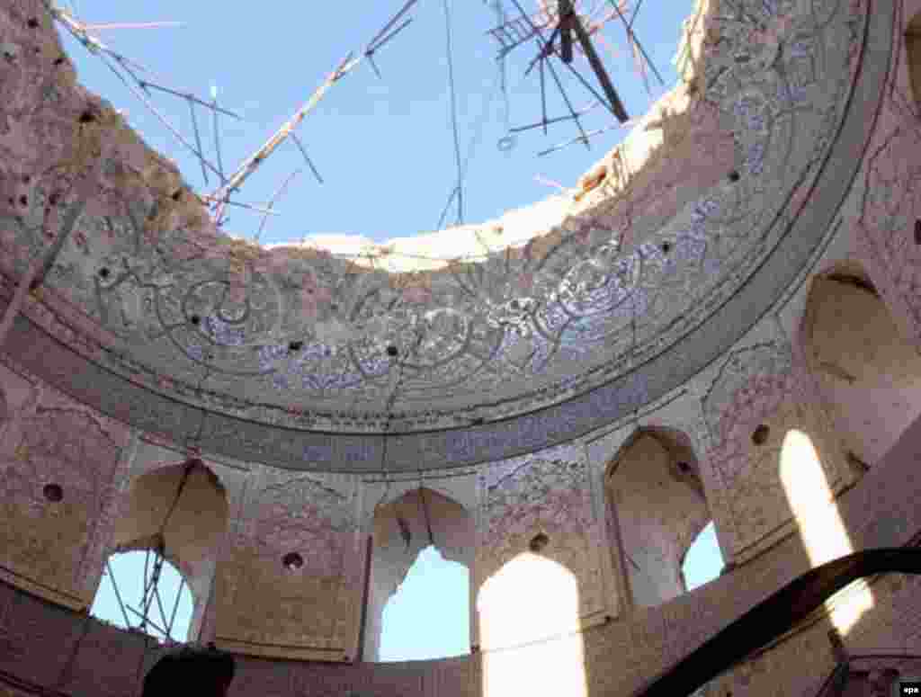 The damaged dome in February 2006 (epa) - According to historical accounts, al-Mutawakkil felt threatened by the growing influence of Shi'ite Islam and Imam al-Naqi, who was based in Medina.