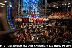Репетиція концерту проєкту «Ковчег «Україна», який зібрав зразки музики та співу за 10 століть. Диригує Оксана Линів. Профінансував проєкт УКФ