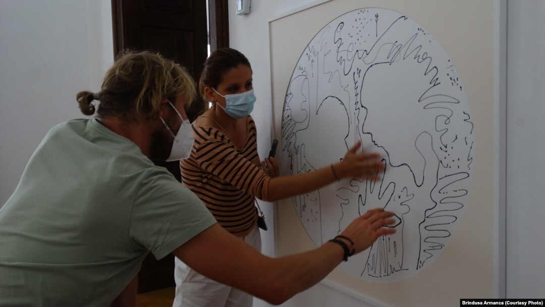 La Muzeul de Artă din Timișoara artista Alina Cioară experimentează arta tactilă pentru nevăzători. Un turist străin e curios să simtă arta cu mâinile sale