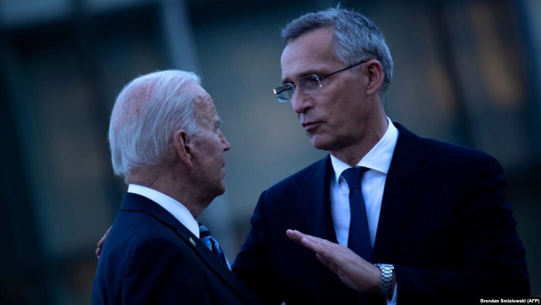 NATO Secretary-General Jens Stoltenberg (right) and U.S. President Joe Biden met at the White House on June 2. (file photo)