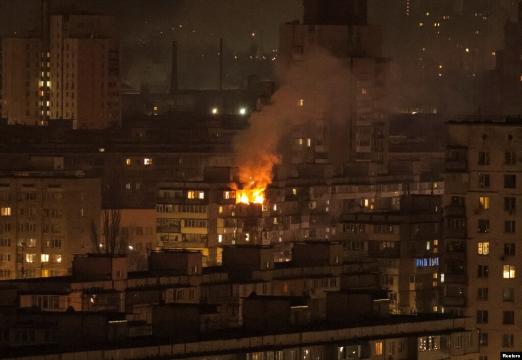 Një banesë duke u djegur në katin më të lartë të një ndërtese në Kiev, pas një vale sulmesh ruse më 23 mars. Autoritetet ukrainase thonë se gjatë fundjavës së 22 dhe 23 marsit u vranë tre persona nga sulmet në Kiev, përfshirë një vajzë pesëvjeçare dhe babai i saj.Bisedimet e fundit ndërmjet emisarëve rusë dhe amerikanë nisën në Riad të Arabisë Saudite, më 24 mars.