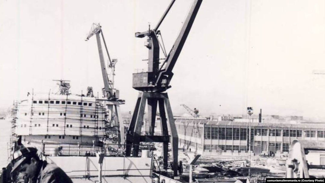 Flota era, pentru Ceaușescu, una dintre cele mai prețioase perle ale bastonului de președinte. În fotografie, la Galați se asamblează un mineralier de mare tonaj. Sursa: comunismulinromania.ro (MNIR)