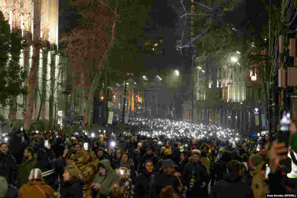 4 ოქტომბერი, თბილისი - რუსთაველის გამზირზე პროტესტის ნიშნად ყოველდღე იკრიბება ხალხი. აქციის მონაწილეობის რაოდენობა ხან რამდენიმე ასეულია, ხან რამდენიმე ათასეული.ფოტო: დათო ქორიძე