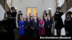 Президент Чехії Петр Павел і прем’єр-міністр Андрей Бабіш із новопризначеними членами чеського уряду після інавгурації кабінету міністрів у Празькому замку, Прага, Чехія, 15 грудня 2025 року