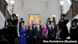 ჩეხეთის ახალი მთავრობა ანდრეი ბაბიშის (ცენტრში) მეთაურობით. 15 დეკემბერი, 2025 წელი