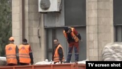 Робочі біля захопленої бойовиками будівлі міської адміністрації Донецька