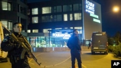Pjesëtarë të Policisë së Kosovës ruajnë hotelin ku po qëndron kombëtarja e Izraelit. Prishtinë, 10 nëntor 2023. 