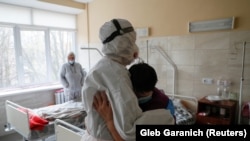 Пацієнт обіймає лікаря в лікарні для інфікованих коронавірусною хворобою (COVID-19) у Києві, 25 листопада 2020 року