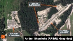 Супутникові знімки комплексу для запуску БпЛА поблизу російського села Навля, за 127 кілометрів від білоруського кордону. Зображення Planet Labs, зроблені 10 серпня 2023 року та 1 червня 2026 року