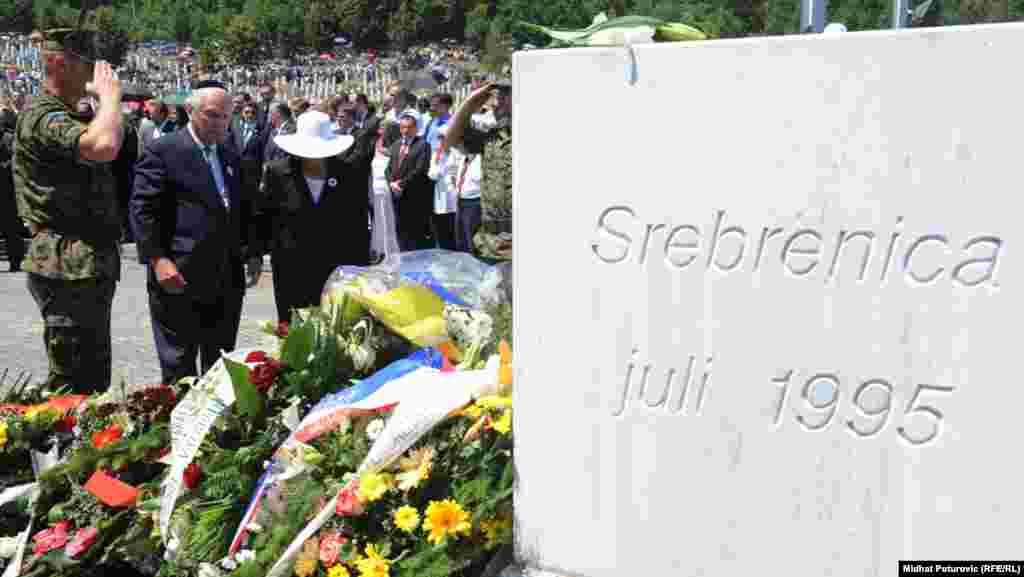 Rabbi Arthur Schneier polaže cvijeće na spomen obilježje u Potočarima, 11. jul 2012.