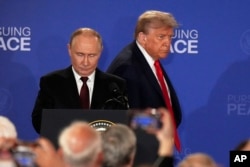 Președintele american, Donald Trump, și președintele rus, Vladimir Putin, la conferința de presă de după summitul din Alaska.