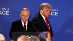 Presidenti amerikan, Donald Trump, dhe ai rus, Vladimir Putin, në nisje të konferencës së përbashkët për media në Alaskë. 