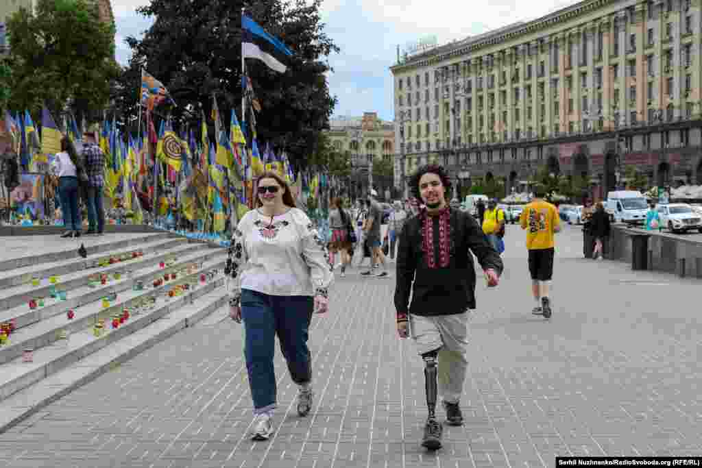 Військовий Микола: «Для мене вишиванка означає певний культурний код. Вона говорить про те, звідки ти, що тобі важливо, яке твоє коріння. Вишиванка дозволяє заявити світу про те, хто ти такий».«Цю вишиванку вишивала моя бабуся, в ній закладене моє імʼя, Київщина, звідки я родом, і вишиванка для мене – це символ», каже Богдана про свою вишиту сорочку