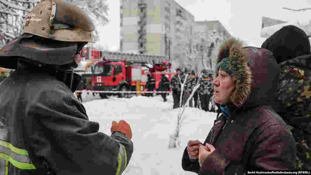 Люди намагаються дізнатися, що сталося