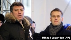 Орус оппозициясынын лидерлери Борис Немцов менен Алексей Навальный Москвадагы митингде, 24-декабрь, 2011-жыл.
